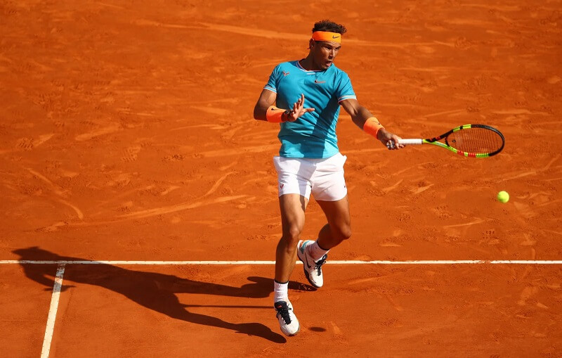 Nadal vào trong baseline. (Ảnh: EssentiallySports)