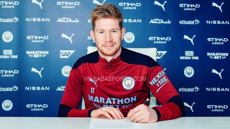 De Bruyne cười tươi trong ngày cam kết gắn bó cùng Man City. (Ảnh: Manchester City FC)