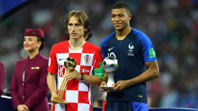 Modric và Mbappe tại World Cup 2018. (Ảnh: Twitter)