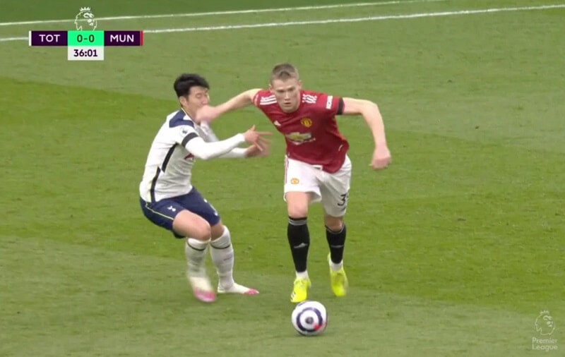 McTominay "vô tình" gạt tay trúng Son. (Ảnh: Twitter)