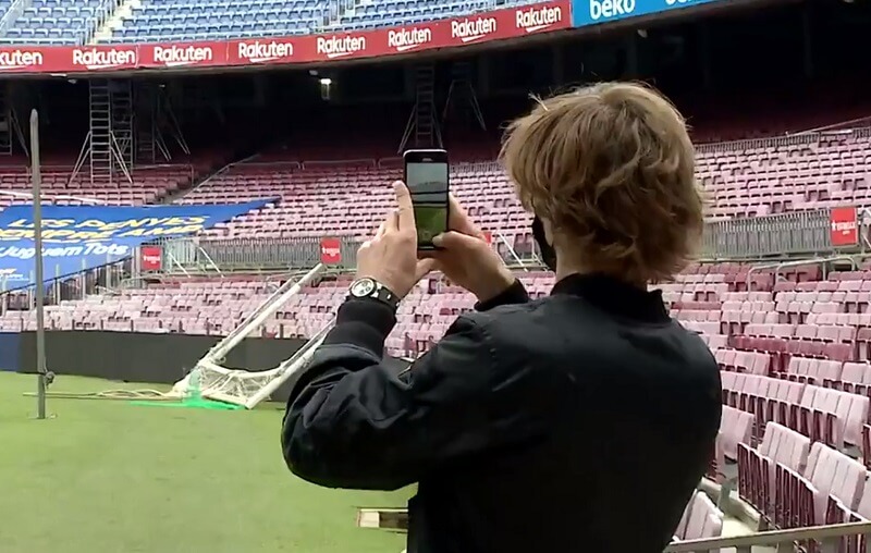 Rublev chụp hình sân Camp Nou. (Ảnh: Twitter)