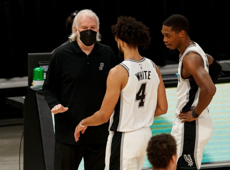 Rất may, Spurs vẫn còn đó HLV Popovich để vực dậy đội bóng