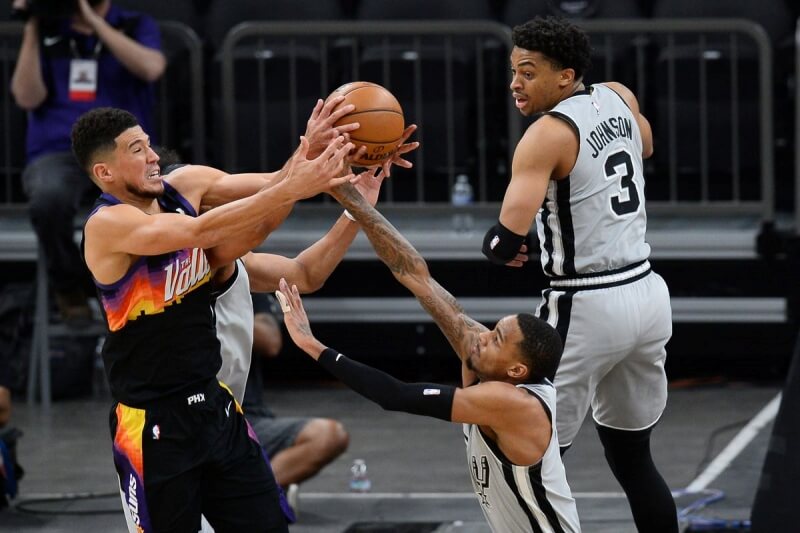 Spurs đánh bại Suns bằng tỷ số cách biệt 111-85