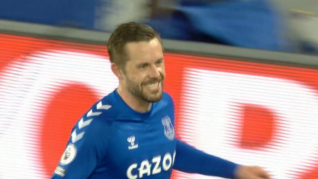 Sigurdsson ghi 2 bàn cho Everton.