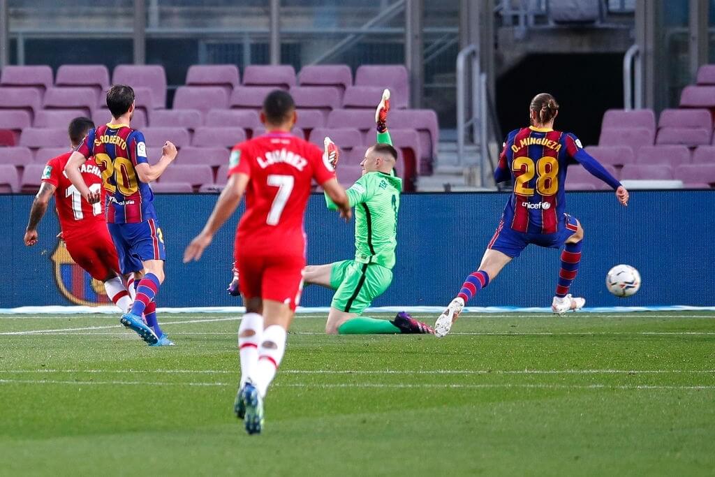 Cả 2 bàn thắng của Granada có sự giúp sức rất lớn từ hàng thủ Barca