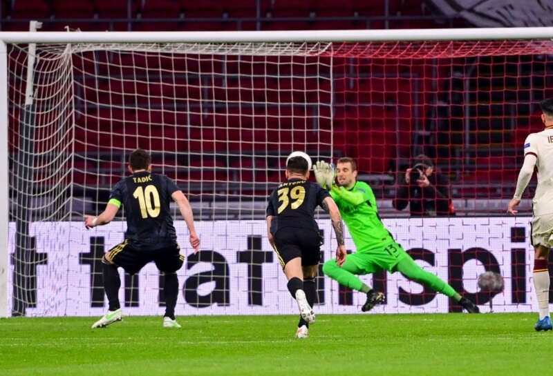 Đội trưởng Ajax lãng phí quả penalty một cách đáng tiếc