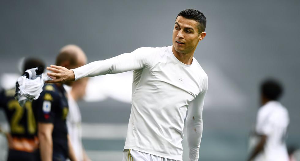 Hành động ném áo của CR7 gây tranh cãi