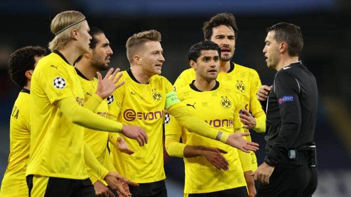 Các cầu thủ Dortmund phản ứng với trọng tài chính