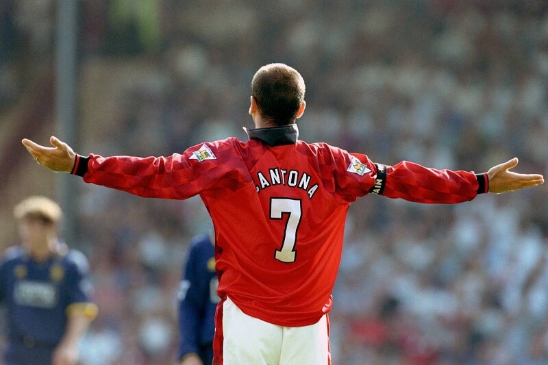 Cantona có cá tính ngang tàng nhưng được nhiều người nể phục. (Ảnh: SPORTbible)