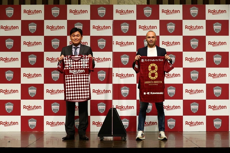 Iniesta cùng Chủ tịch Hiroshi Mikitani. (Ảnh: The Japan Times)