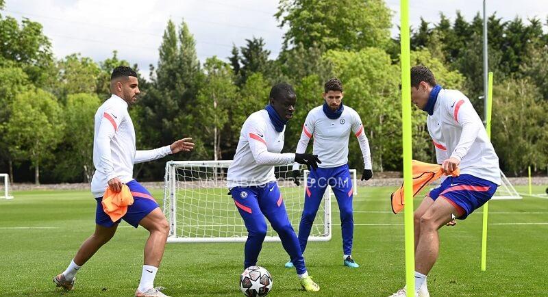 Kante rèn luyện khả năng đánh chặn. (Ảnh: Chelsea FC)