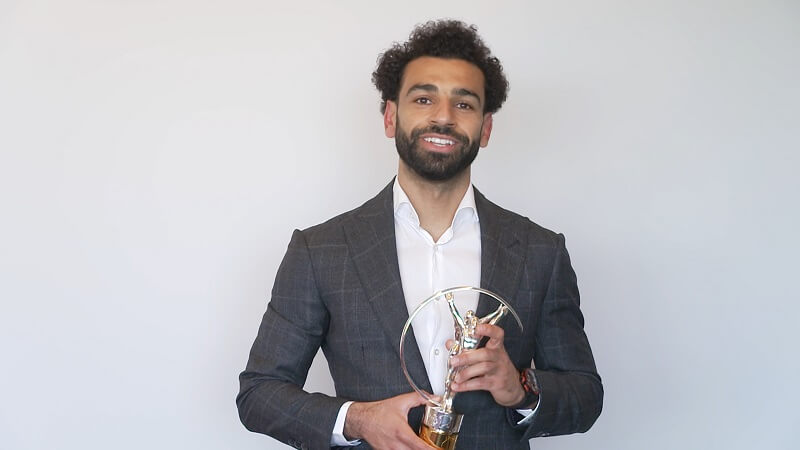 Salah hạnh phúc với giải thưởng. (Ảnh: Sky Sports)