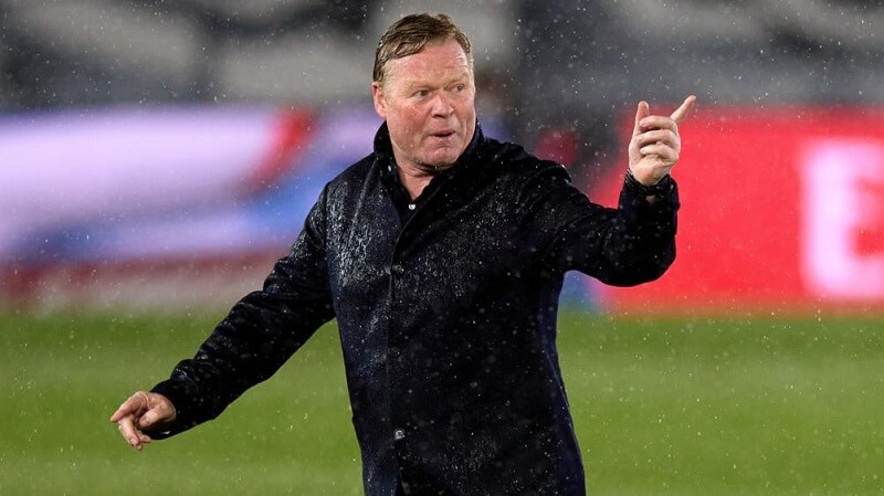 Sơ đồ 3 trung vệ là điểm cộng hiếm hoi của Koeman. (Ảnh: beIN SPORTS)