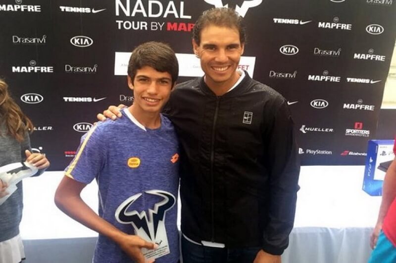 Alcaraz chụp cùng Nadal khi còn nhỏ. (Ảnh: Tennis World USA)