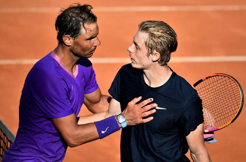 Nadal an ủi Shapovalov. (Ảnh: CBC)