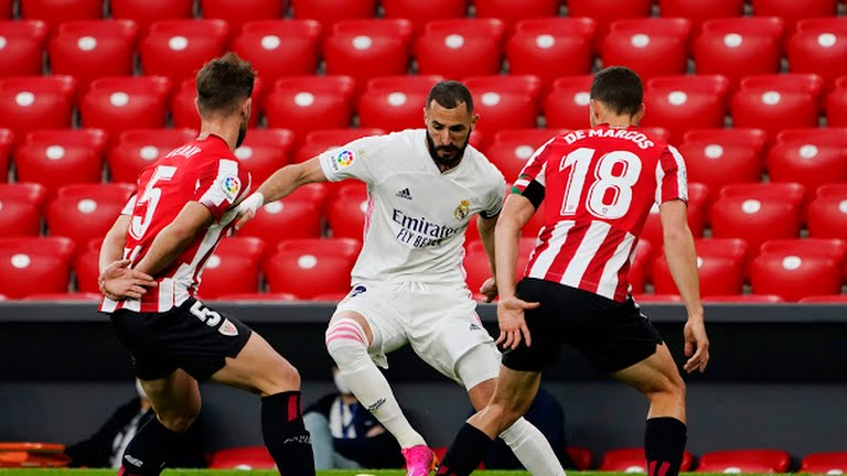 Có tới 2 cầu thủ Bilbao theo kèm Benzema khi anh có bóng.