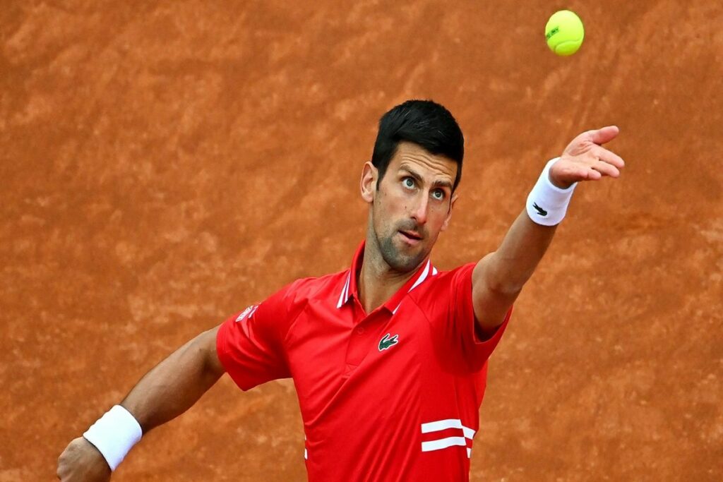 Djokovic chê những quả bóng cũ ảnh hưởng đến khả năng giao bóng của anh