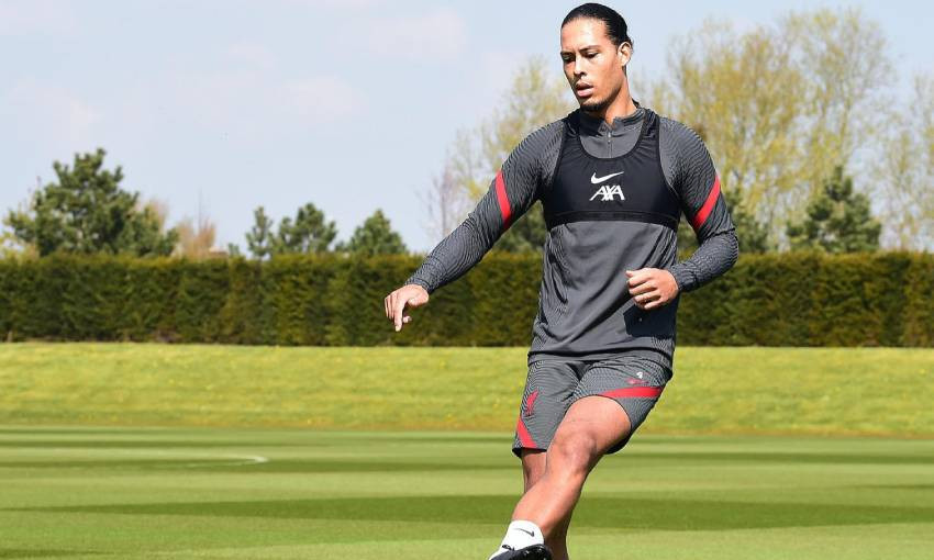 Van Dijk đang tập riêng ở Liverpool