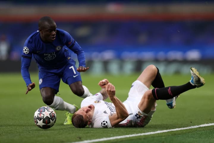 Kroos 'tắt điện' trước 'người khổng lồ' Kante