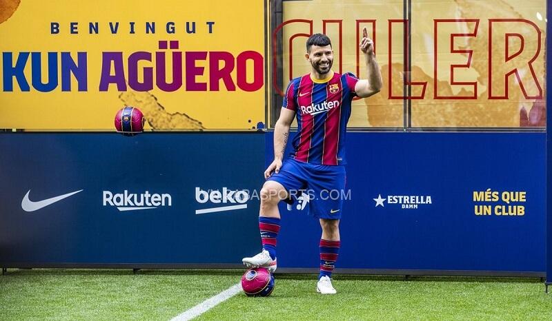 Aguero khoác lên mình màu áo mới. (Ảnh: FC Barcelona Noticias)