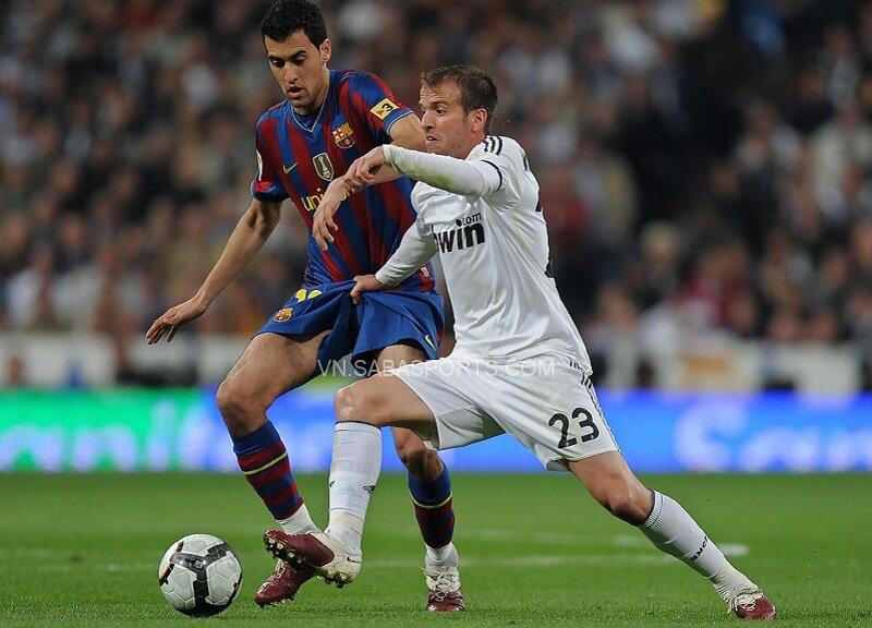 Busquets so tài cùng Van der Vaart cách đây hơn một thập kỷ. (Ảnh: Twitter)