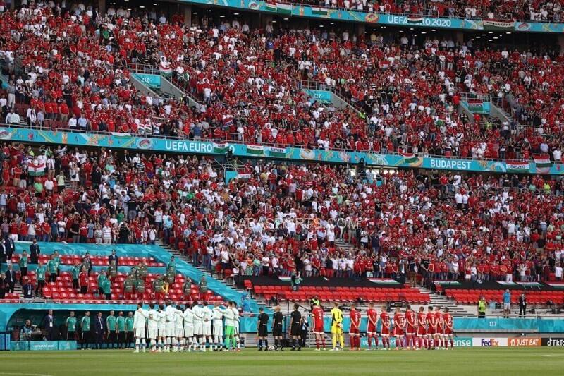 Khán đài đỏ rực tại sân Puskas Arena. (Ảnh: Twitter)