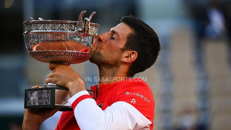 Nole nâng cao danh hiệu Roland Garros. (Ảnh: News in 24)