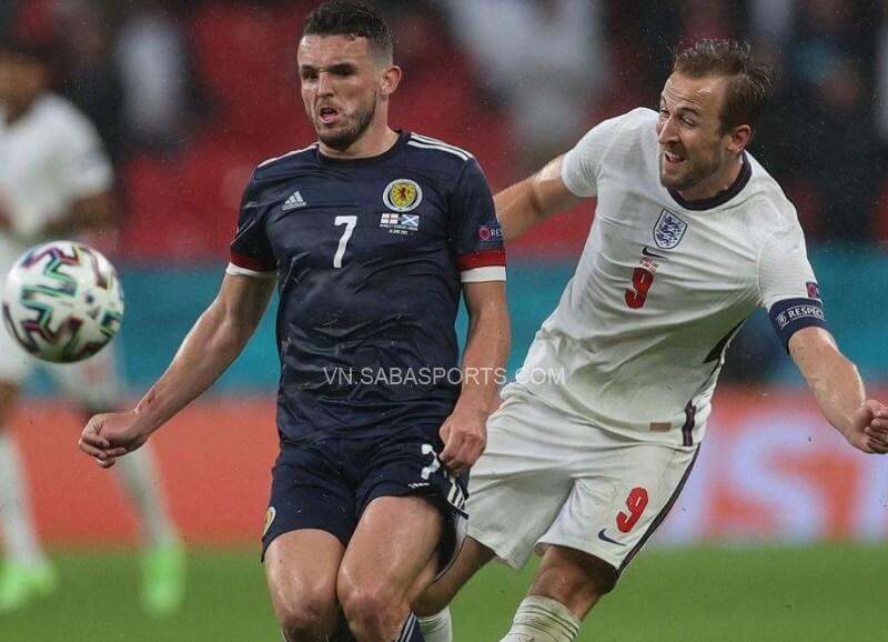 McGinn tranh chấp với Harry Kane. (Ảnh: Getty)