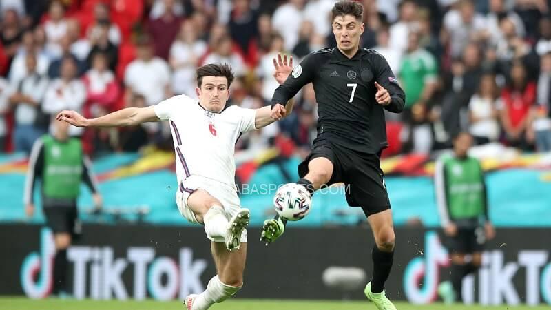 Maguire tranh chấp với Kai Havertz. (Ảnh: Yahoo)