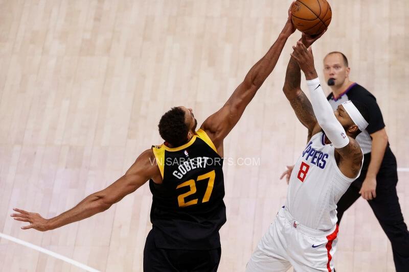 Rudy có pha block trước Marcus Morris, góp công lớn mang về chiến thắng cho Jazz tại Game 1