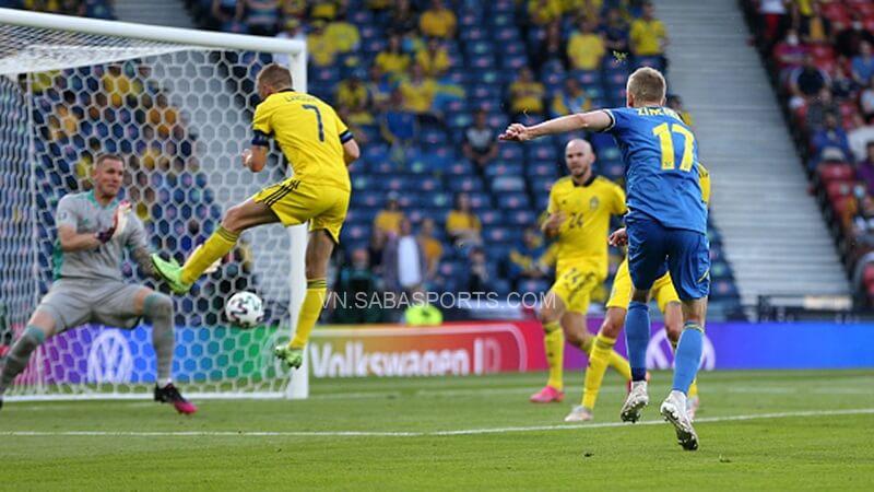 Zinchenko là người mở tỷ số trước Thụy Điển. (Ảnh: Eurosport)