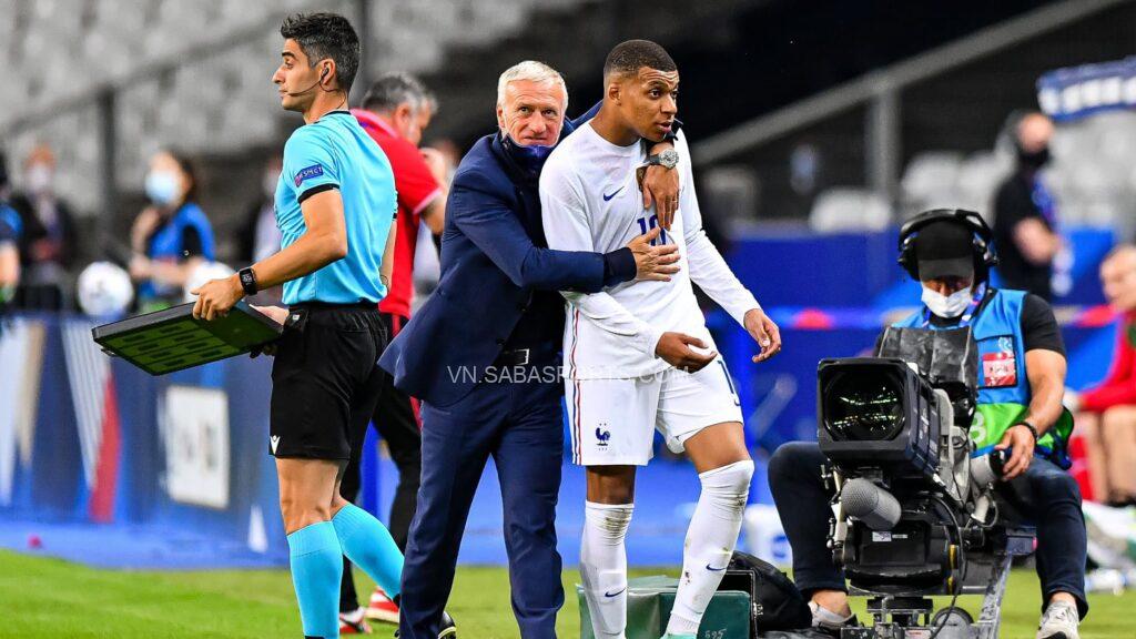 Mbappe đã tỏ ra không vui khi bị thay ra trước Bulgaria