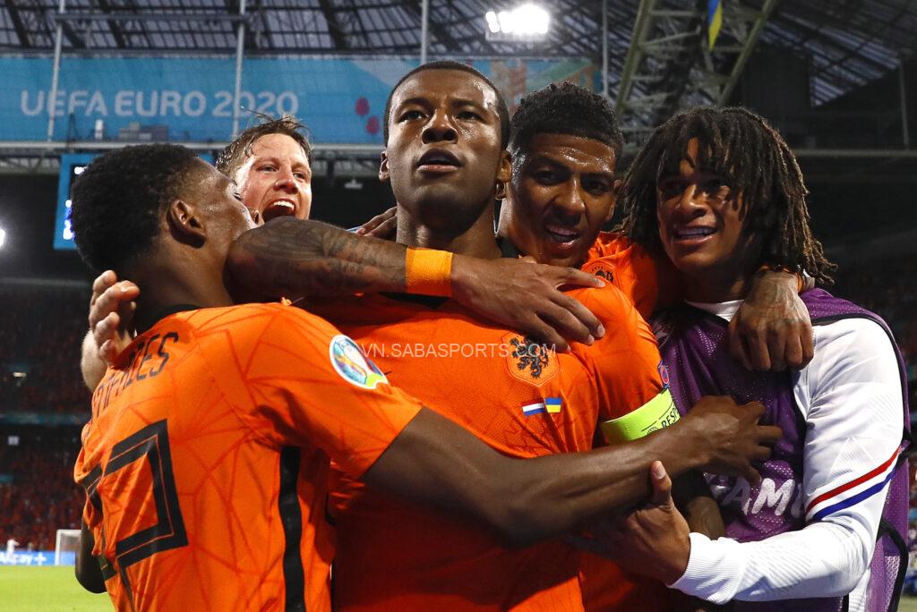 Wijnaldum đã chứng minh được vai trò của người đội trưởng khi mở tỉ số cho Hà Lan
