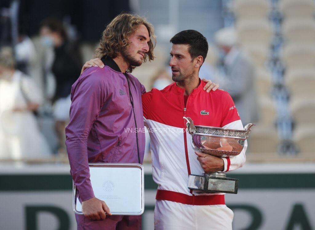 Tsitsipas bật khóc và Djokovic an ủi đàn em trên bục nhận giải