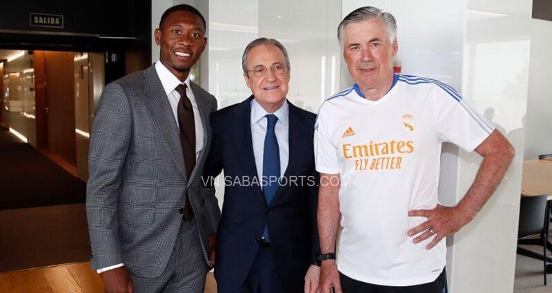 Alaba cười tươi bên Chủ tịch Florentino Perez và HLV Ancelotti. (Ảnh: Real Madrid)