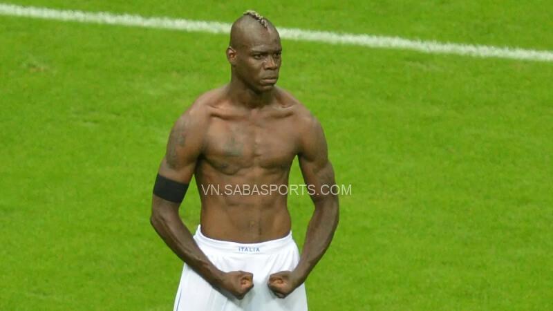 Balotelli và màn ăn mừng nổi tiếng hồi Euro 2012