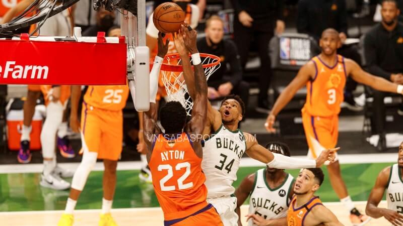 Cú block định đoạt game 4 từ Giannis