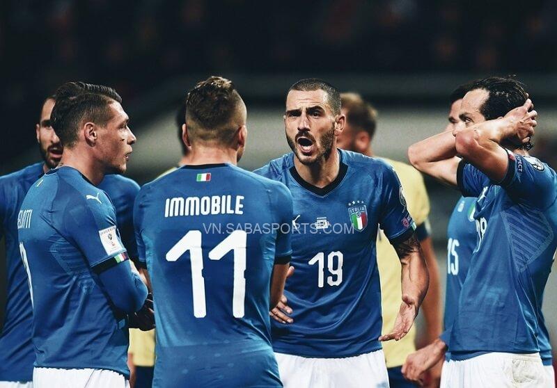 Hàng phòng ngự Azzurri phải tập trung và hỗ trợ cho nhau. (Ảnh: Twitter)
