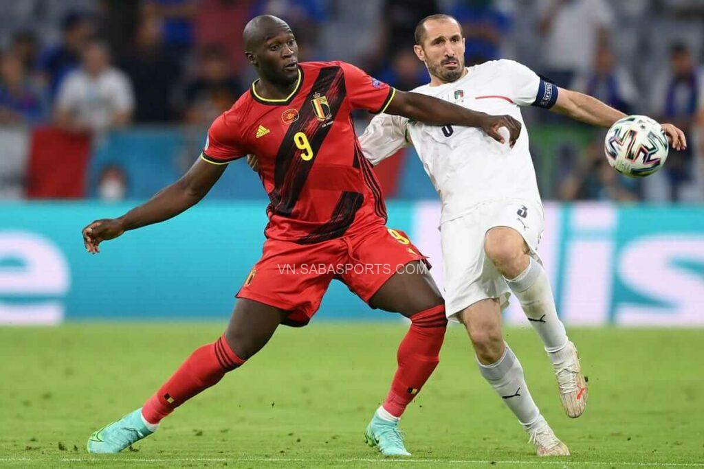 Đội trưởng ĐT Ý Giorgio Chiellini (áo trắng) tranh chấp cùng Romelu Lukaku. (Ảnh: Twitter)