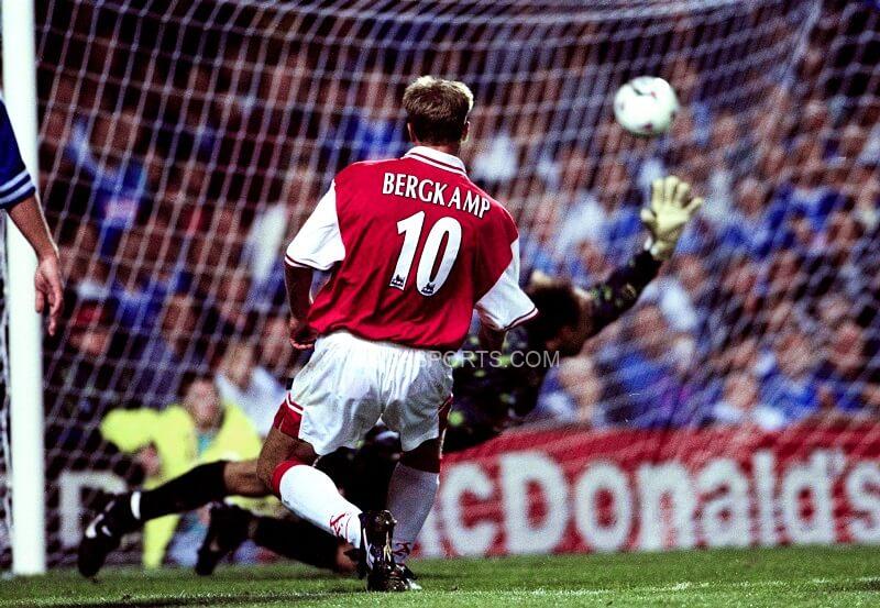 Bàn thắng kinh điển của Bergkamp vào lưới Leicester City. (Ảnh: These Football Times)