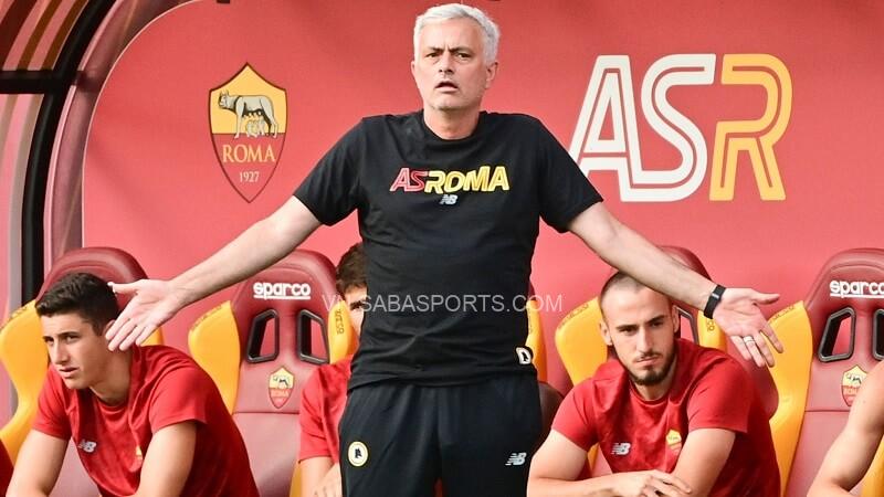 Mourinho chỉ đạo học trò. (Ảnh: Sky Sports)