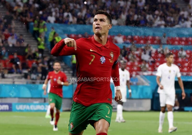 Ronaldo vừa có mùa Euro thi đấu thành công, anh được 5 bàn thắng và 1 kiến tạo