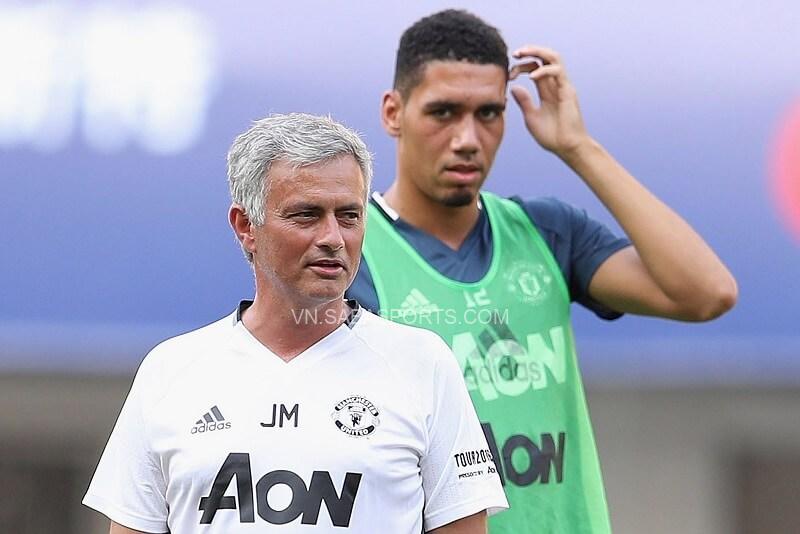 Mourinho và Smalling thời ở MU. (Ảnh: Twitter)