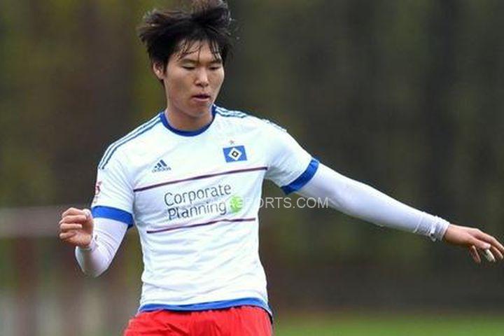 Kim Dong-su từng được đào tạo tại Đức trong màu áo Hamburg