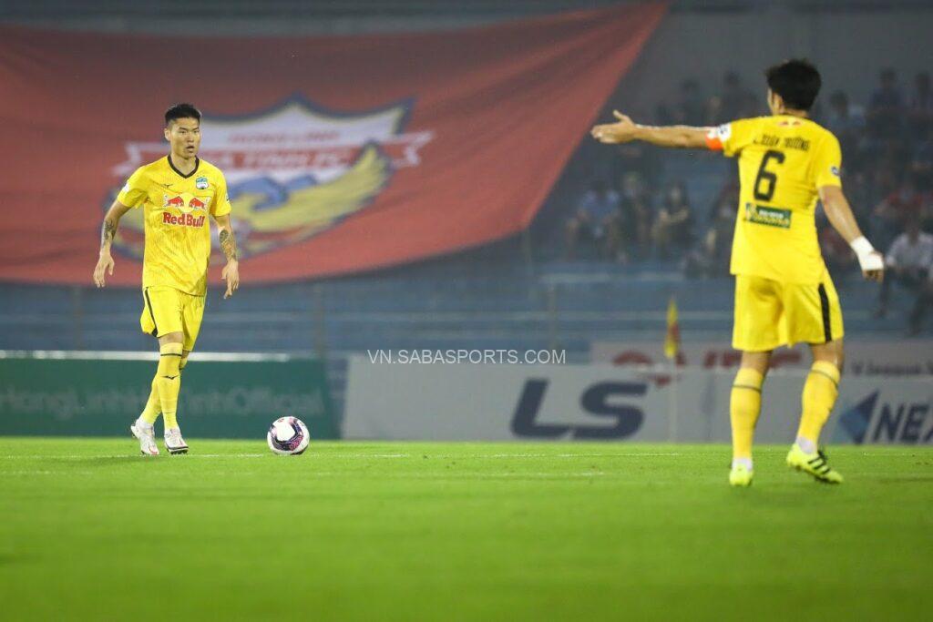 Trong 1 trận đầu mùa này, Kim Dong-su từng tranh cãi với Xuân Trường khi thấy cầu thủ HAGL có vẻ hài lòng với tỉ số hòa