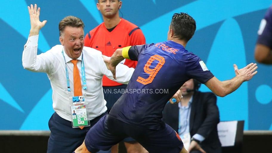 Màn ăn mừng ấn tượng của Van Gaal và Persie tại World Cup 2014