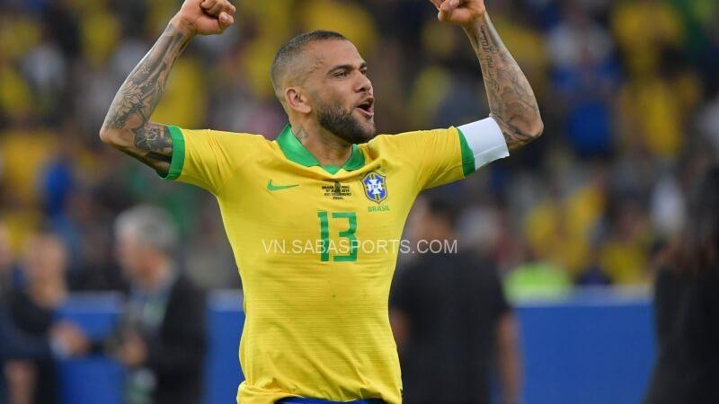 Dani Alves một lần nữa được khoác lên mình chiếc áo vàng/xanh