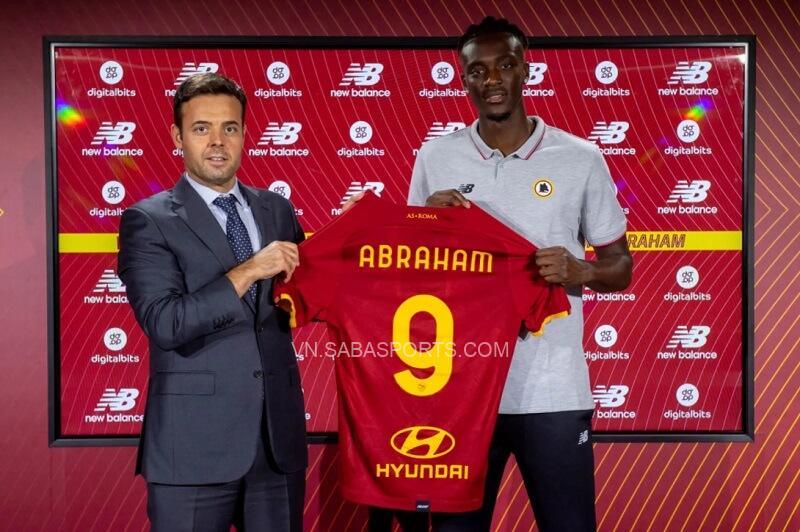 Abraham nhận áo số 9. (Ảnh: AS Roma)