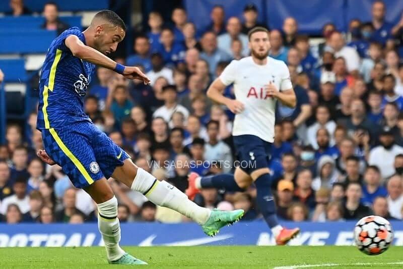 Ziyech sút tung lưới Tottenham. (Ảnh: Twitter)