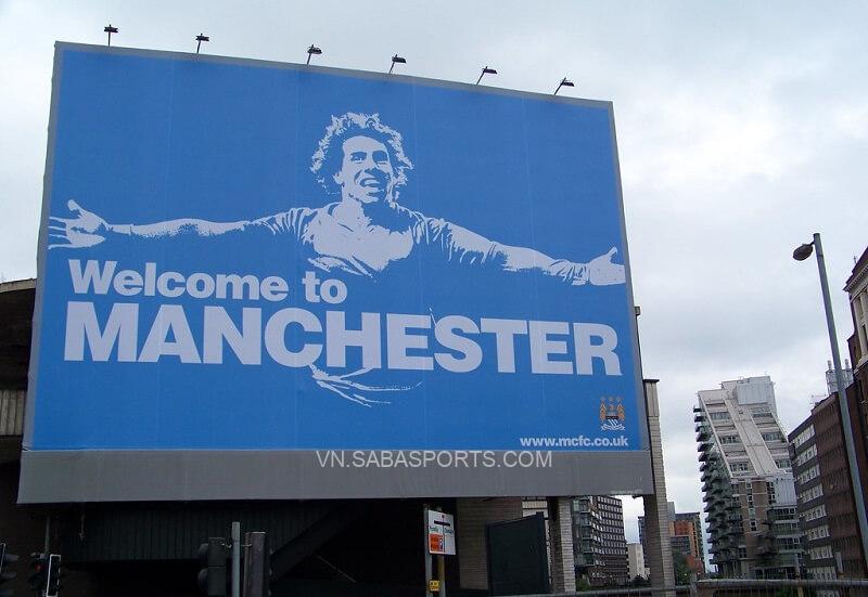 Tấm banner chia rẽ thành Manchester. (Ảnh: Twitter)